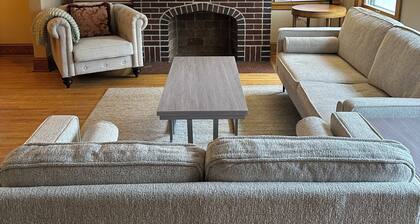 Charming 2-bedroom apartment with AC, WiFi in welcoming Saint Paul