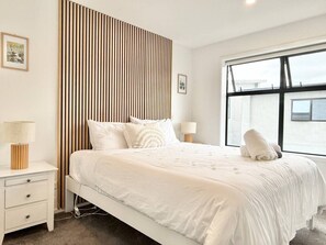Desk, iron/ironing board, WiFi, bed sheets