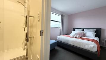 4 bedrooms, desk, WiFi, bed sheets