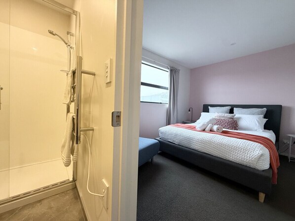 4 bedrooms, desk, WiFi, bed sheets