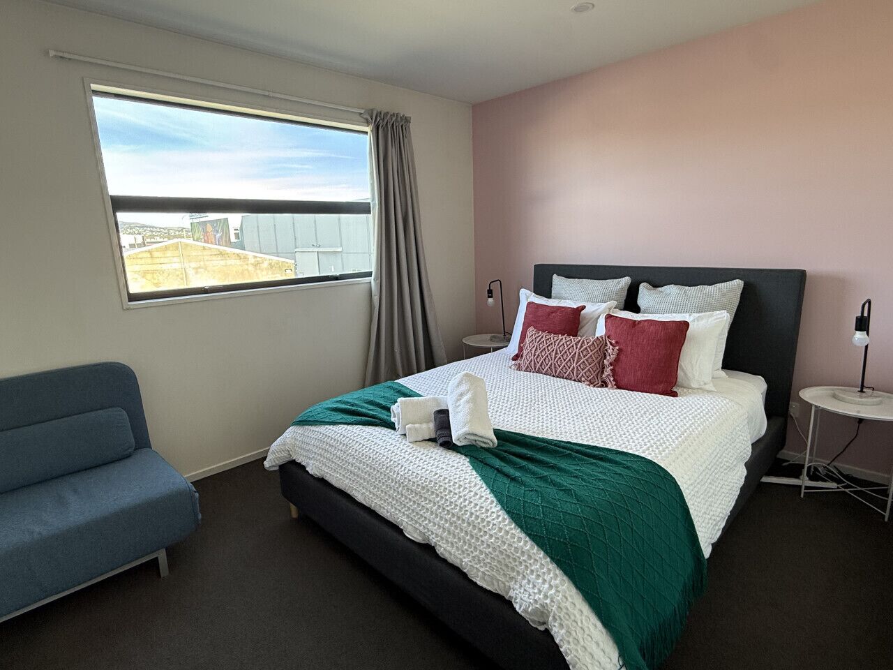 4 bedrooms, desk, WiFi, bed sheets