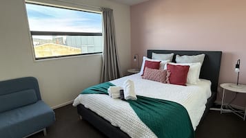 4 bedrooms, desk, WiFi, bed sheets