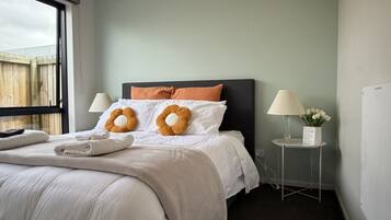 4 bedrooms, desk, WiFi, bed sheets