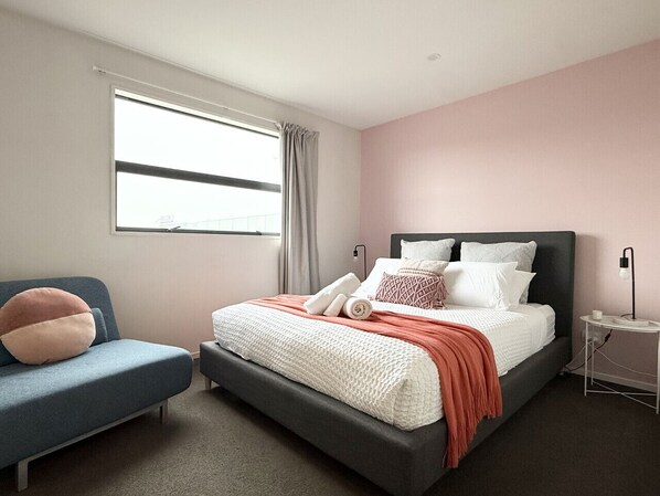 4 habitaciones, escritorio, wifi y ropa de cama