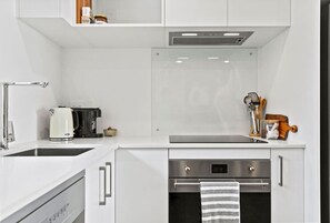 Kühlschrank, Mikrowelle, Ofen, Herdplatte