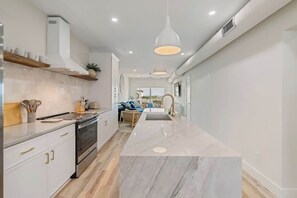 冰箱、微波炉、烤箱、炉灶