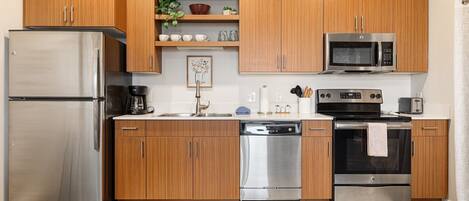 Jääkaappi, mikroaaltouuni, uuni, liesi