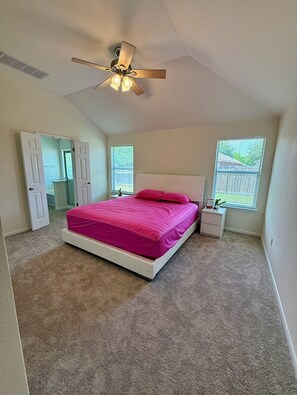 3 makuuhuonetta, työpöytä, ilmainen Wi-Fi