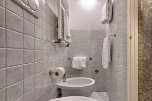 Shower, hair dryer, bidet, towels - Yellow Loft - Lecce Selection (Lecce)