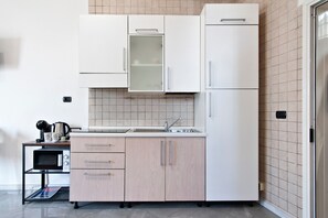 Kühlschrank, Herdplatte, Wasserkocher mit Kaffee-/Teezubehör