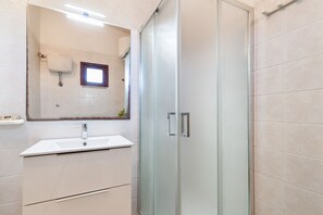 Dusche, Haartrockner, Bidet