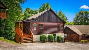 Exterior - Holiday decor! 1.5 Miles-Dollywood; 2King Beds, Cabin Hot Tub, WiFi & Pool Table (Sevierville)