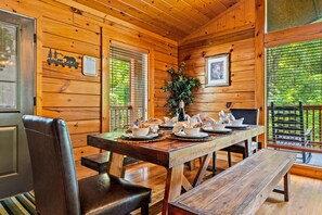 Dining - Holiday decor! 1.5 Miles-Dollywood; 2King Beds, Cabin Hot Tub, WiFi & Pool Table (Sevierville)