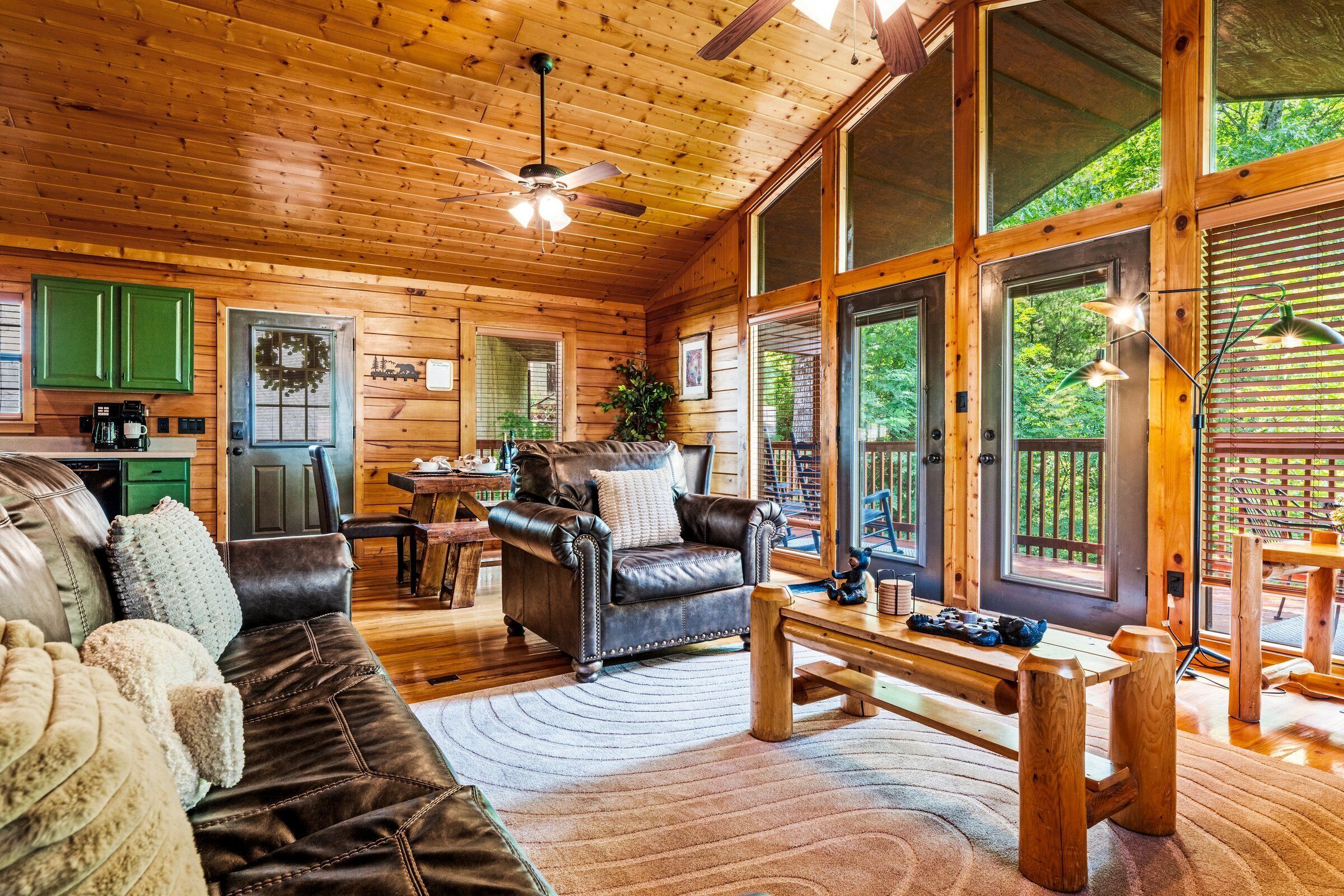 智能電視、壁爐、足球機