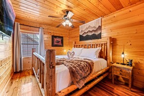2 bedrooms, iron/ironing board, travel cot, free WiFi - Holiday decor! 1.5 Miles-Dollywood; 2King Beds, Cabin Hot Tub, WiFi & Pool Table (Sevierville)