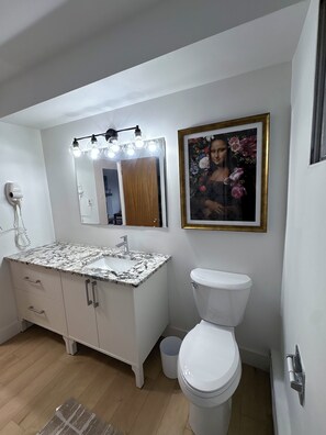 ヘアドライヤー、タオル、石鹸、トイレットペーパー