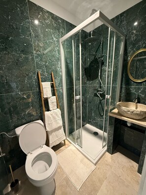 Haartrockner, Handtücher, Seife, Toilettenpapier