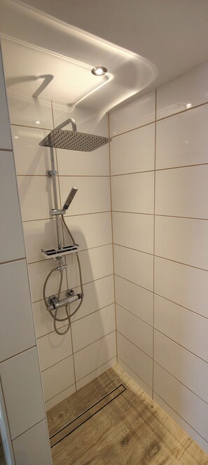 Shower, towels, soap, toilet paper - Vacation home "Im Wäldchen" near the lake for couples and families with pets (Templin)