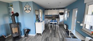 Mikrobølgeovn, ovn, kokeplater og oppvaskmaskin