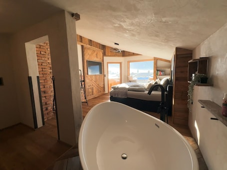 1 bedroom, free WiFi, bed sheets. Panorama Chalet Ehrwald - Exclusive time out at the foot of the Zugspitze
