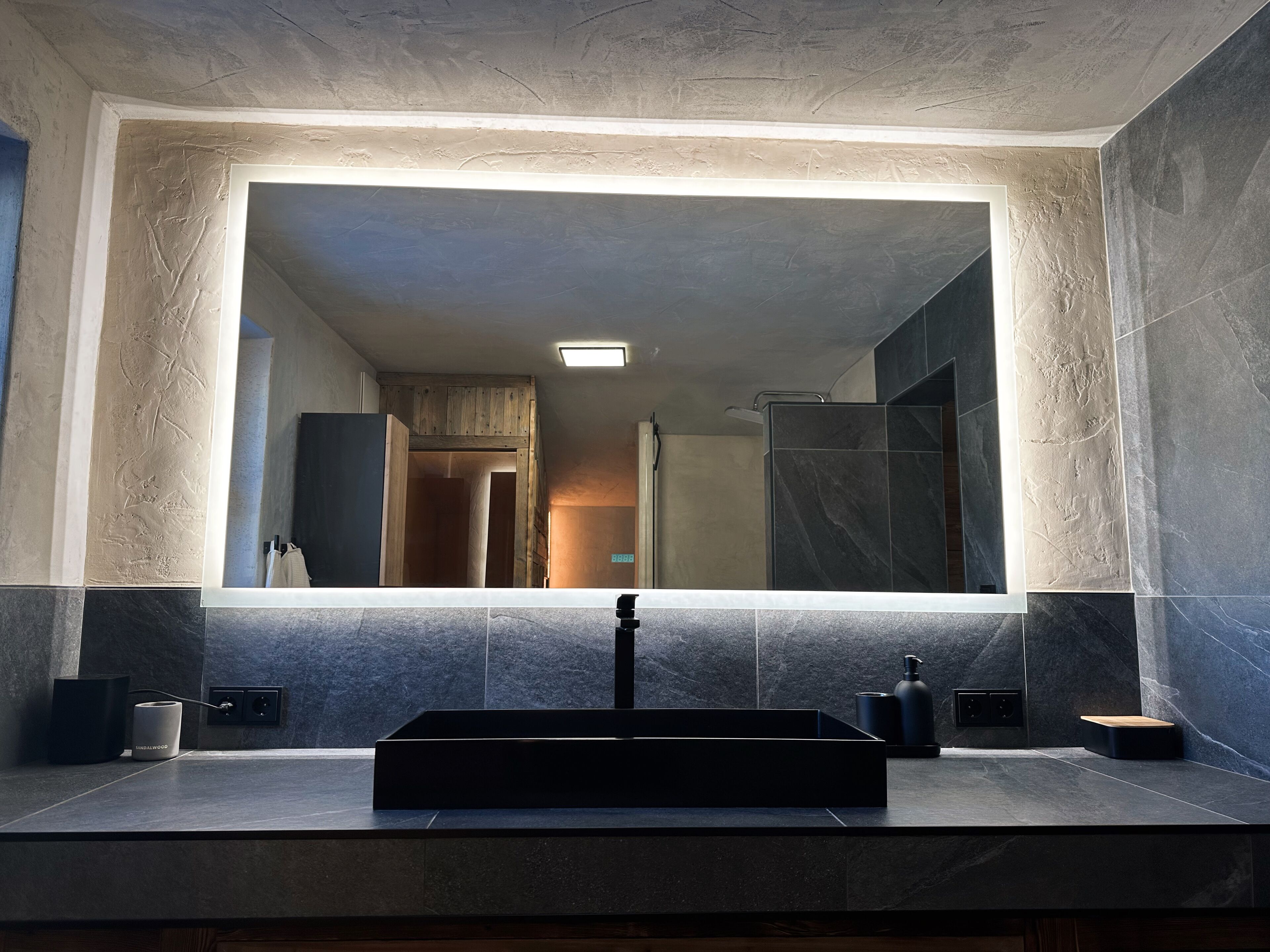 Sèche-cheveux, serviettes fournies, savon, shampoing