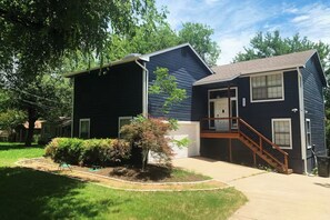 Exterior - Mins from Lake Austin: 2 story, fully equipped 4bd house with creek & fire pit. (Austin)