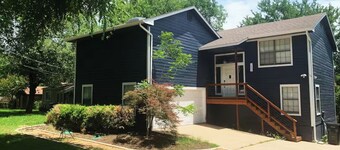 Mins from Lake Austin: 2 story, fully equipped 4bd house with creek & fire pit.