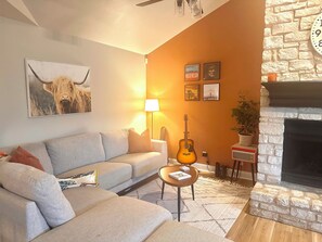 Smart TV, fireplace, ping pong - Mins from Lake Austin: 2 story, fully equipped 4bd house with creek & fire pit. (Austin)