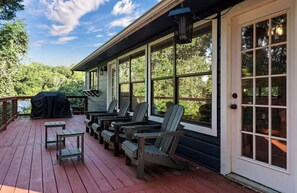 Terrace/patio - Mins from Lake Austin: 2 story, fully equipped 4bd house with creek & fire pit. (Austin)