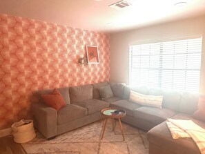 Smart TV, fireplace, ping pong - Mins from Lake Austin: 2 story, fully equipped 4bd house with creek & fire pit. (Austin)