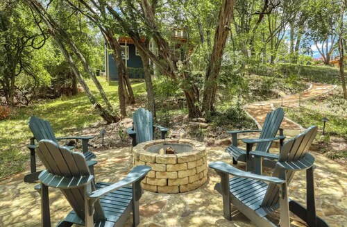 Mins from Lake Austin: 2 story, fully equipped 4bd house with creek & fire pit.
