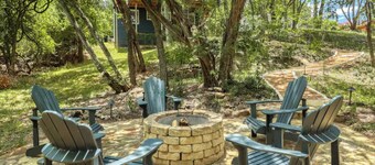 Mins from Lake Austin: 2 story, fully equipped 4bd house with creek & fire pit.