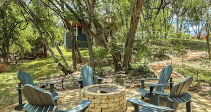 Mins from Lake Austin: 2 story, fully equipped 4bd house with creek & fire pit.