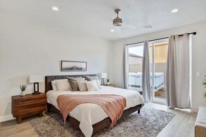 4 bedrooms, iron/ironing board, WiFi, bed sheets - Spacious Luxury with a 50' private lap pool and hot tub (Hurricane)