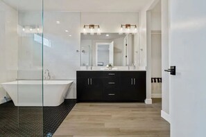 Een douche, een haardroger, een bidet, handdoeken