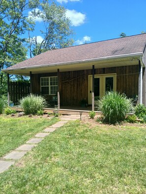 Exterior - The Cozy Cottage! Private 1-bedroom cottage in a peaceful setting in Ottsville (ottsville)