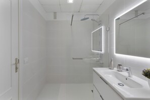 Douche, sèche-cheveux, serviettes fournies