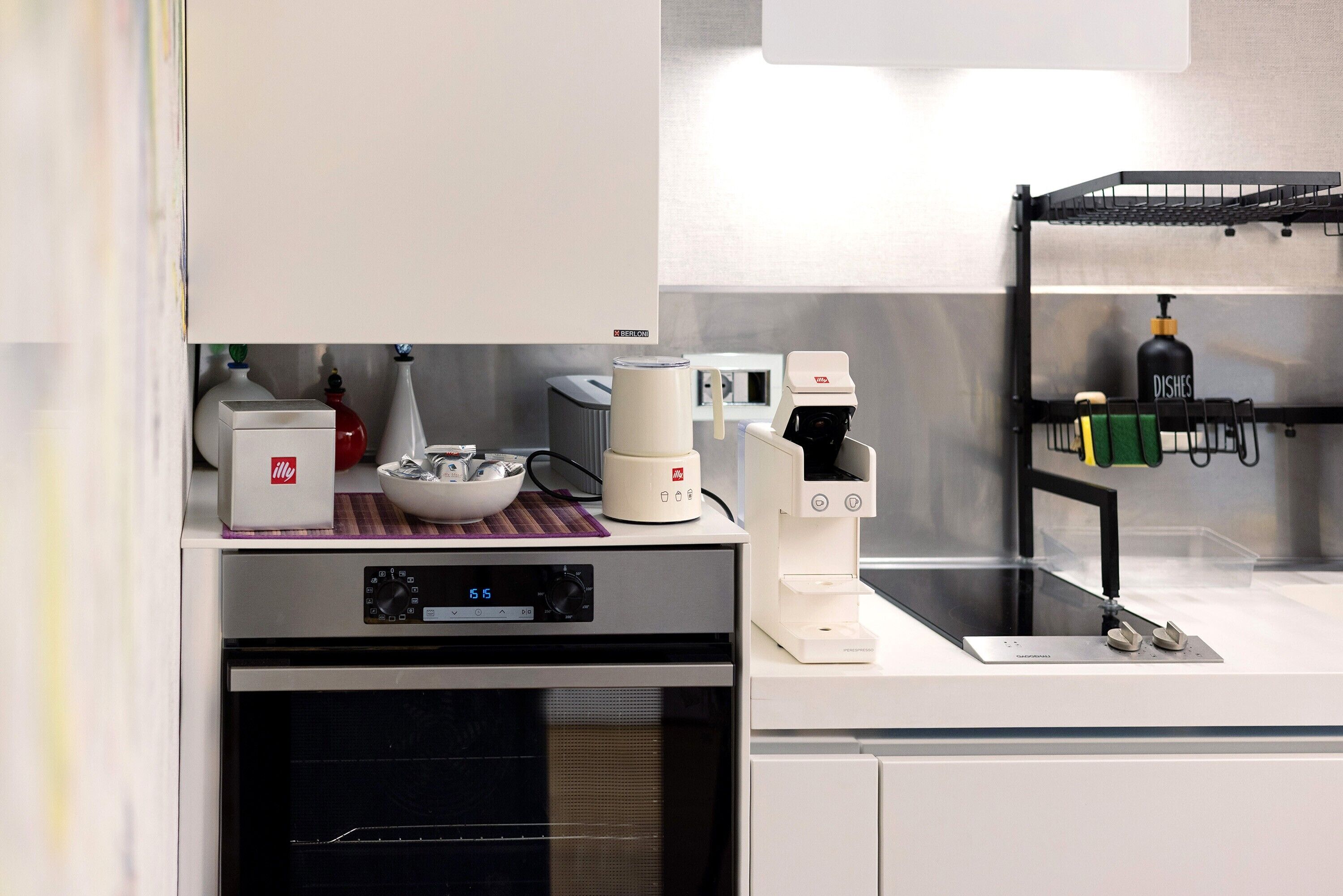 Een koelkast, een oven, een kookplaat, een vaatwasser