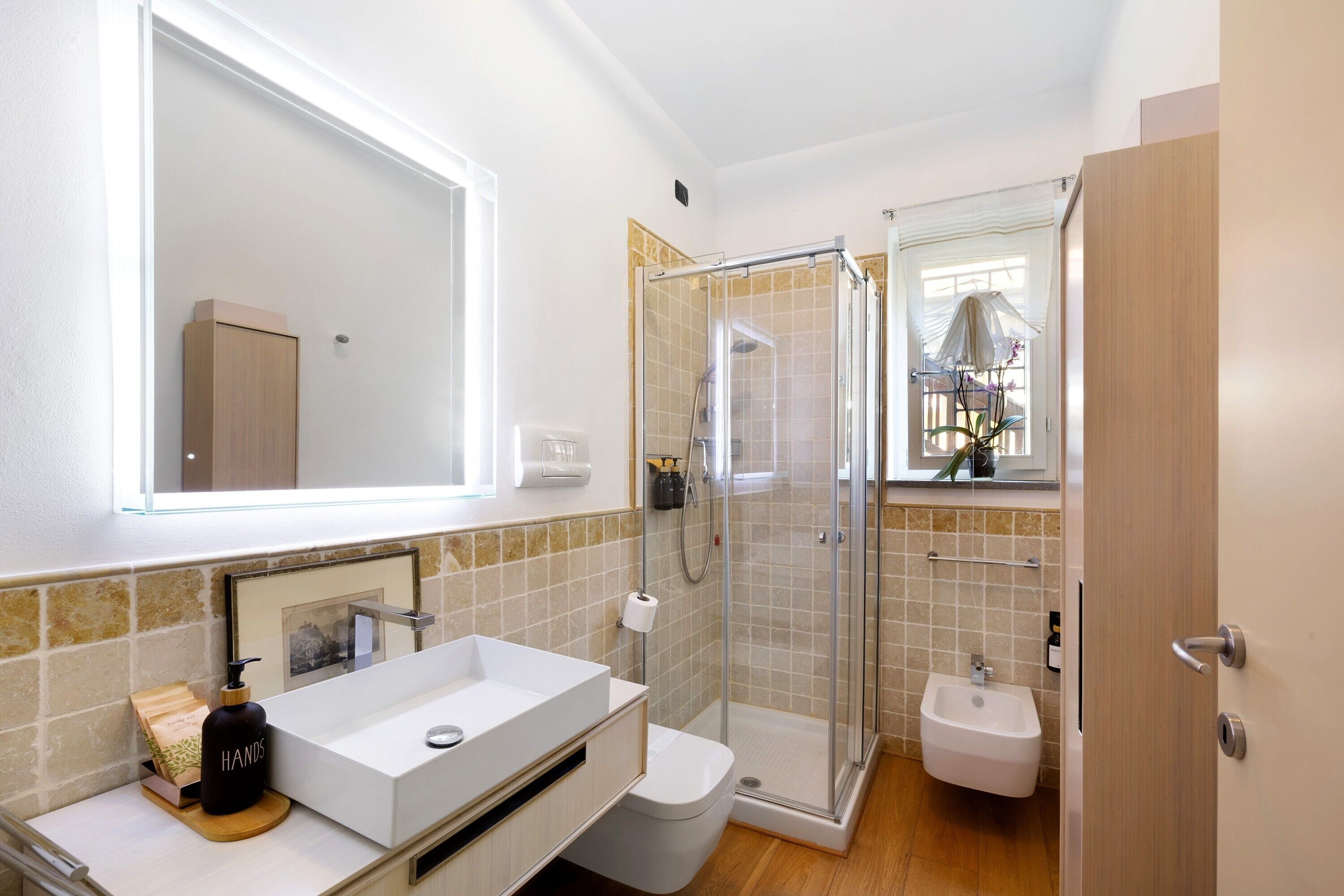 Shower, hair dryer, towels