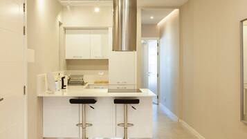 Een koelkast, een oven, een kookplaat, een vaatwasser