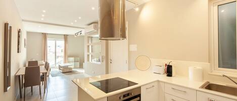 冷蔵庫、オーブン、コンロ、食器洗い機