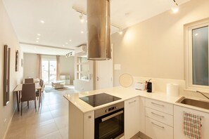 Fridge, oven, stovetop, dishwasher - Stylish 1-Bedroom Apartment in Malta (Tal-Pietà)