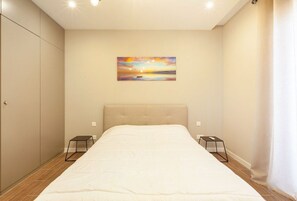 Tabla de planchar con plancha, wifi, ropa de cama