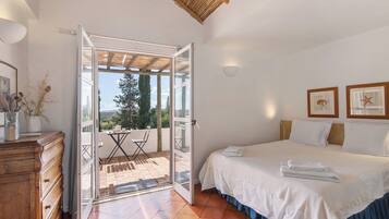 5 bedrooms, iron/ironing board, free WiFi, bed sheets