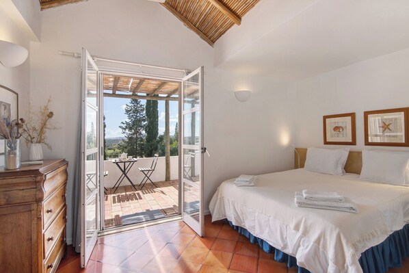 5 habitaciones, tabla de planchar con plancha y wifi gratis