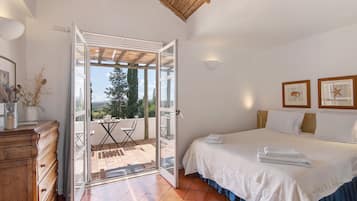 5 bedrooms, iron/ironing board, free WiFi, bed sheets