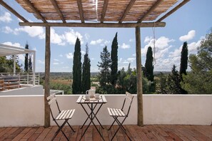 Outdoor dining - Villa 'Casa Do Pateo' with Private Pool, Wi-Fi and Air Conditioning (Guia)