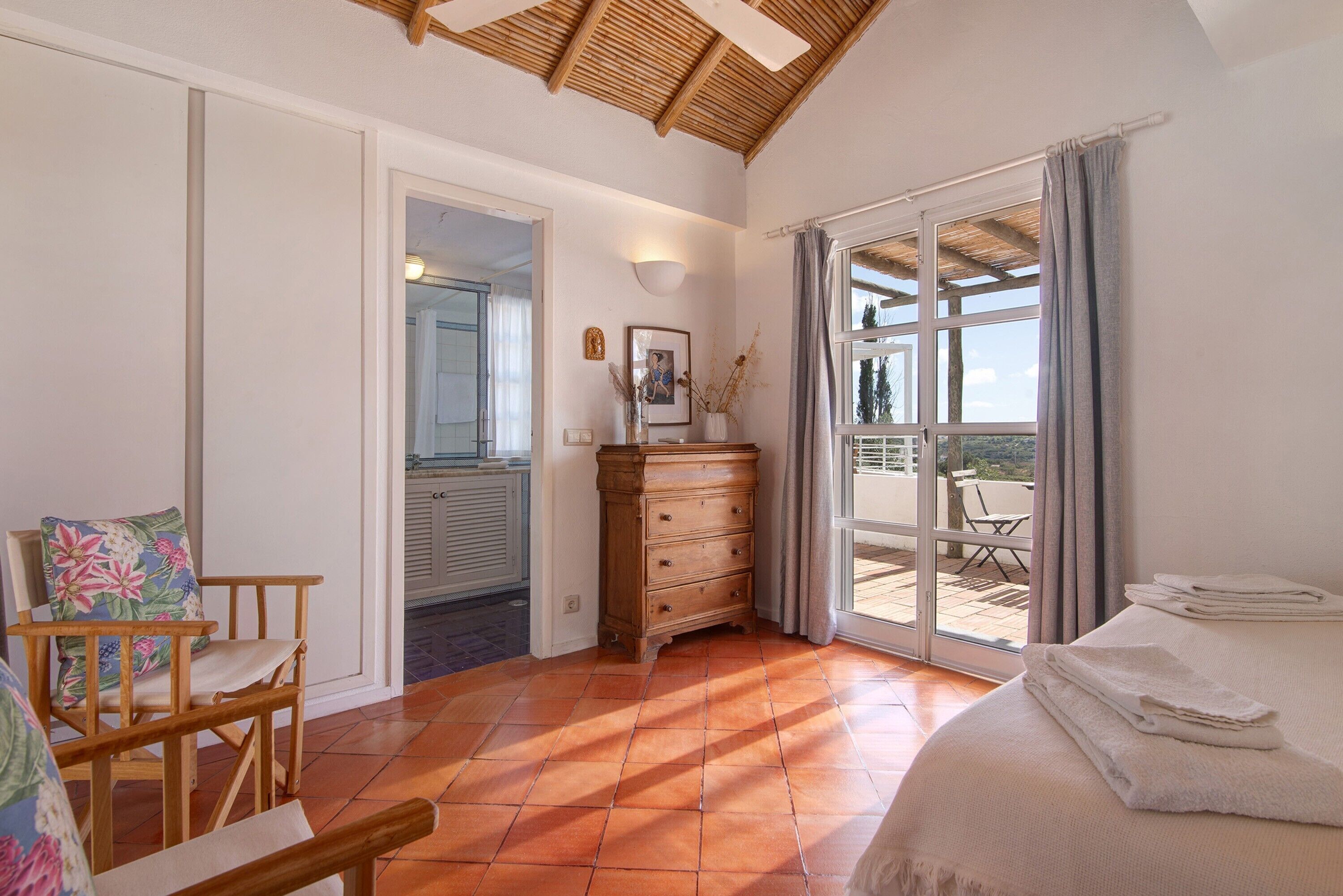 5 habitaciones, tabla de planchar con plancha y wifi gratis 