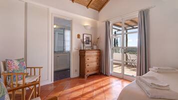 5 habitaciones, tabla de planchar con plancha y wifi gratis