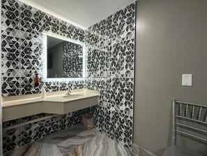 Bathtub, towels, soap, shampoo - Beauty Rest Hotel (Edison)